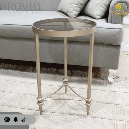 طاولة خدمة بسطح زجاجي وقاعدة حديدية، تناسب الديكورات العصرية والكلاسيكية.