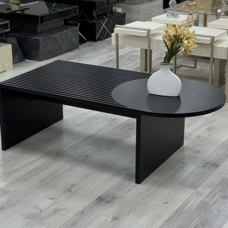 طاولة تقديم خشبية باللون الأسود بتصميم عصري بسيط