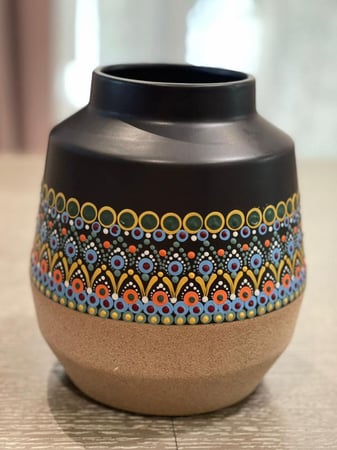 مزهرية للزرع بنقوش فن التنقيط