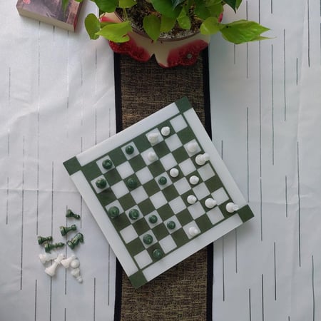 طاولة شطرنج بالريزن والخشب الأخضر صنع يدوي