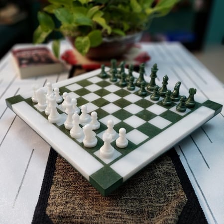 طاولة شطرنج بالريزن والخشب الأخضر صنع يدوي