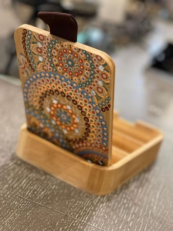 صندوق مجوهرات من الخشب ومزين بفن التنقيط