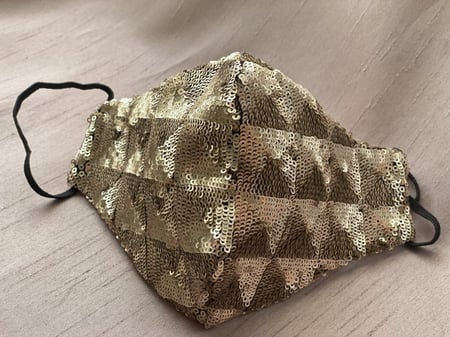 كمامة لامعة من اللون البرونزي