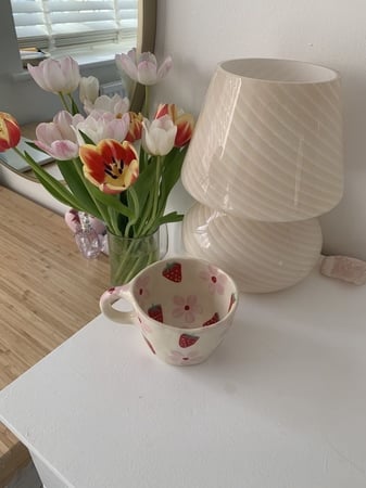 كوب سيراميك برسمة فراولة .