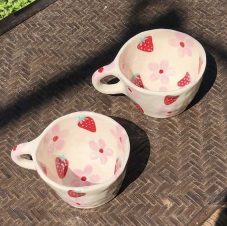 كوب سيراميك برسمة فراولة .