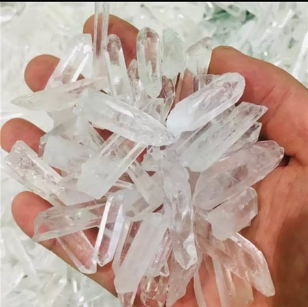 5 قطع  كرستالات كوارتز طبيعيه لون ابيض عاكس