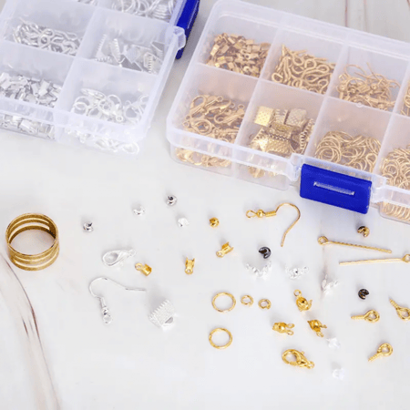 علب للاكسسورات مع ملقاط متوفر لونين اكثر من 50 قطعه