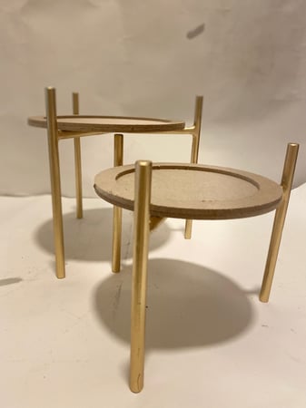 طقم حبتين ارجل صواني  متوفر لونين مقاس الكبيره ارتفاع 25  قطرها 39  الصغيره ارتفاع 20 قطرها 33