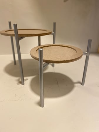 طقم حبتين ارجل صواني  متوفر لونين مقاس الكبيره ارتفاع 25  قطرها 39  الصغيره ارتفاع 20 قطرها 33