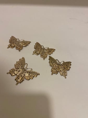 اكسسورات شكل فراشه مقاس وسط لون ذهبي 8 حبات