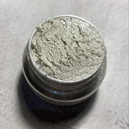 لون ابيض ميتاليك