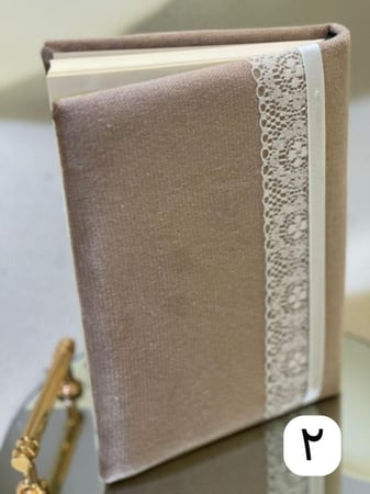 مصحف ملبس باسفج مغلف بمخمل لون بيج يقدم ببوكس