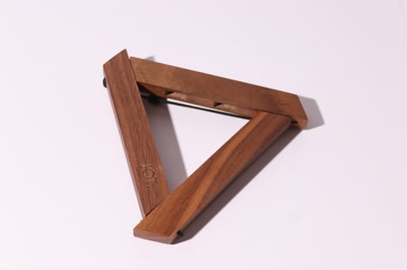 جوت – حامل القهوة خشبي  بتصميم مثلثي