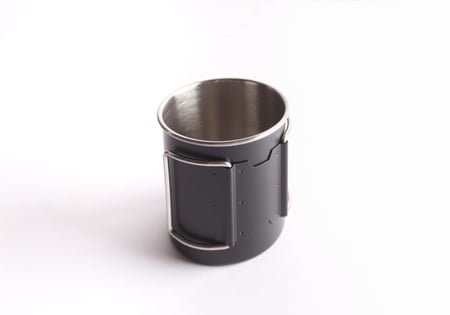 كوب بمقبض قابل للطي باللون الأسود