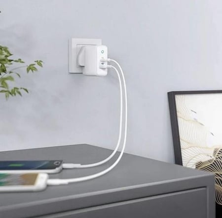 شاحن جداري انكر باوربورت PD بلس الاصدار الثاني بمنفذ PD عالي السرعة ومنفذ USB وبقوة 35 واط - ابيض