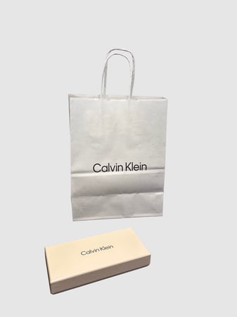 ميدالية من كالفن كلاين