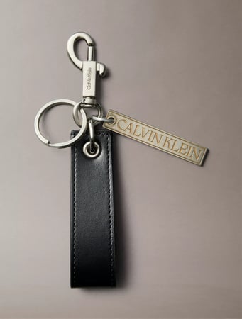 ميدالية من كالفن كلاين