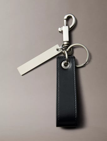 ميدالية من كالفن كلاين