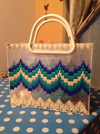 شبك كنفاه ( كانفاس) بلاستيك للتطريز والأشغال اليدوية – أبيض / أسود