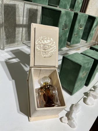 بكج مسك نقوة مع علب المخمل