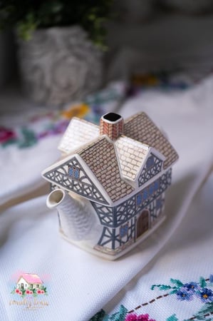 3810 ابريق انتيك منزل تيودور من سادلر Sadler