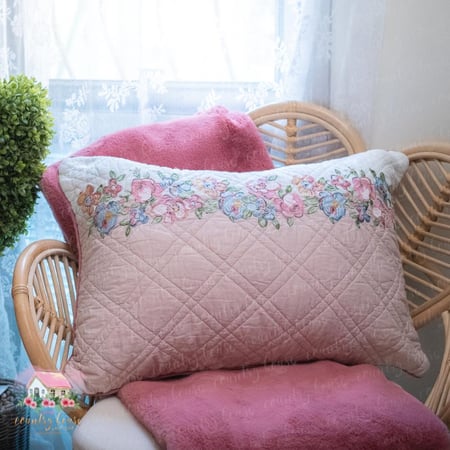 كوشن مطرز بوجهين من جرين جيت Madison - المنزل الريفي الهادئ