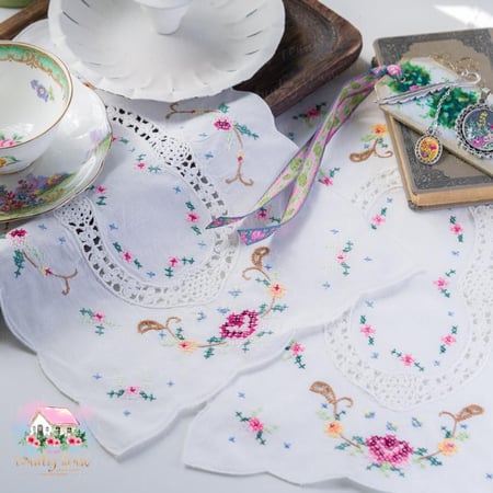 مفرش هاندميد مطرز بالورود - المنزل الريفي الهادئ