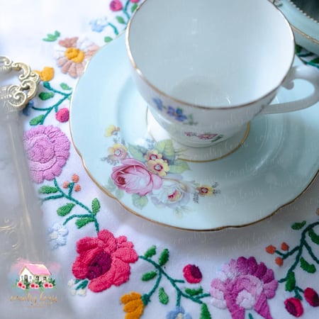 كوب مع صحن انتيك من رويال أديرلي وباراجون - المنزل الريفي الهادئ