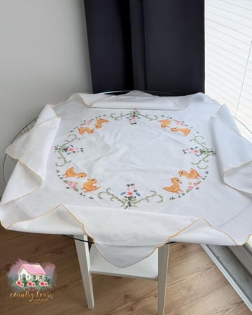 3619 مفرش مطرز بطات الربيع