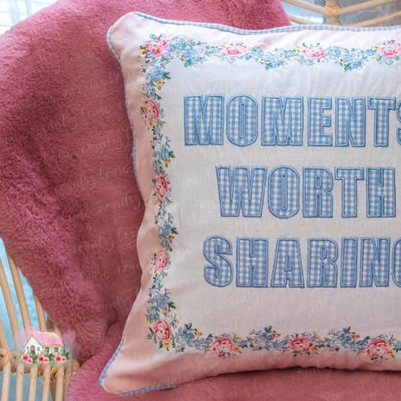 كوشن مطرز بوجهين من جرين جيت Laura Moments - المنزل الريفي الهادئ