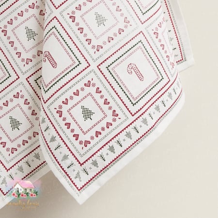 مفرش أبيض بزينة الشتاء - المنزل الريفي الهادئ