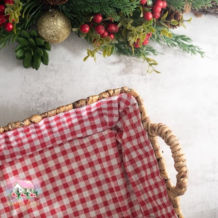 سلة خوص مستطيلة مبطنة بقماش كاروهات أحمر - المنزل الريفي الهادئ