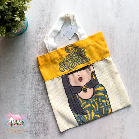 كيس العيديات بنت اصفر - المنزل الريفي الهادئ