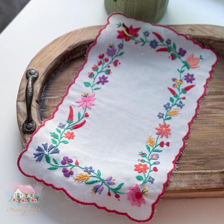 مفرش انتيك مطرز بالورود مع حواف حمراء - المنزل الريفي الهادئ