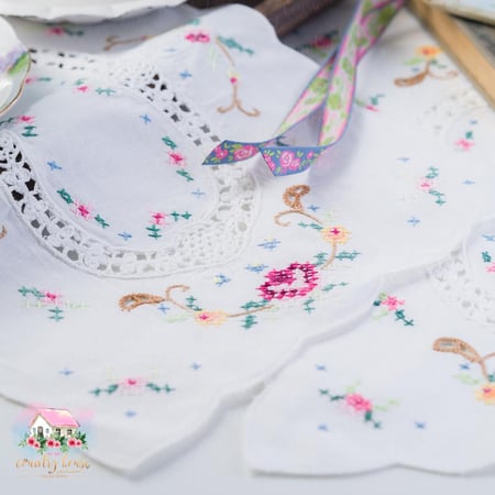 مفرش هاندميد مطرز بالورود - المنزل الريفي الهادئ