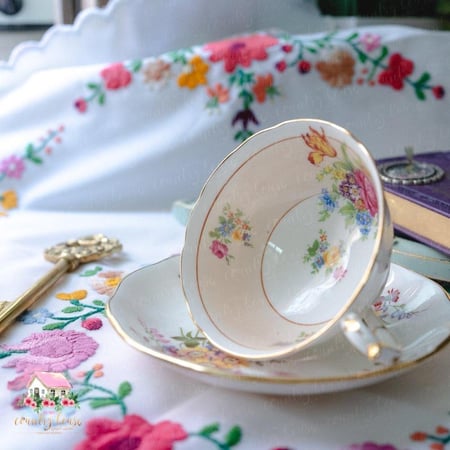 كوب مع صحن انتيك من باراجون ورويال كراون - المنزل الريفي الهادئ