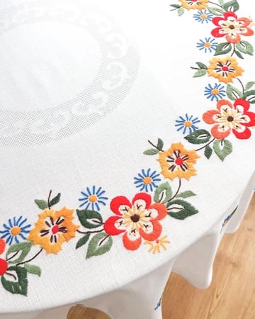 3617 مفرش طاولة مطرز فرحة الزهور