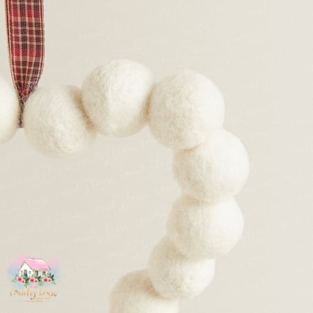 تعليقة اكليل القلب من الصوف - المنزل الريفي الهادئ