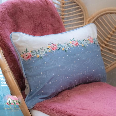 كوشن مطرز بوجهين من جرين جيت Laura Dusty Blue - المنزل الريفي الهادئ