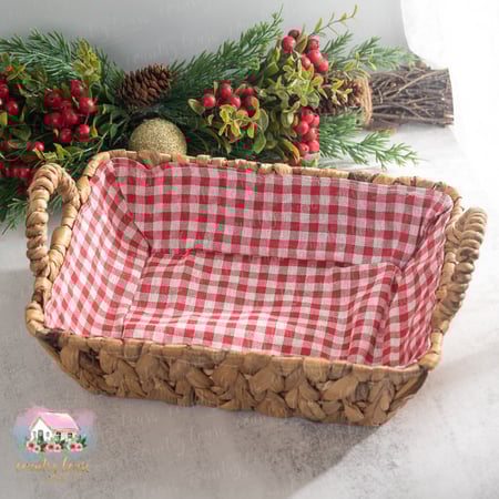 سلة خوص مستطيلة مبطنة بقماش كاروهات أحمر - المنزل الريفي الهادئ