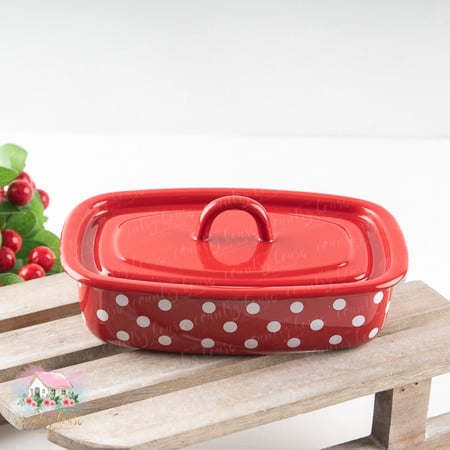 صينية معدنية مع غطاء أحمر منقط - المنزل الريفي الهادئ