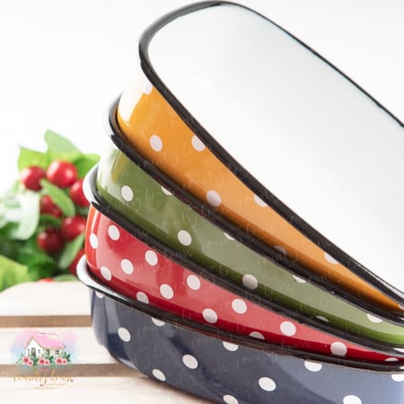 صينية معدنية مع غطاء أحمر منقط - المنزل الريفي الهادئ