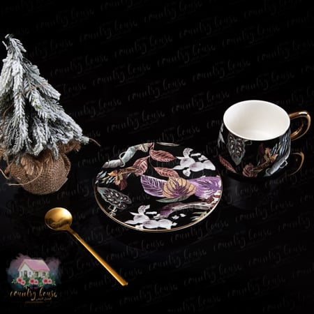 كوب كلاسيكي أنيق مع ملعقة وصحن