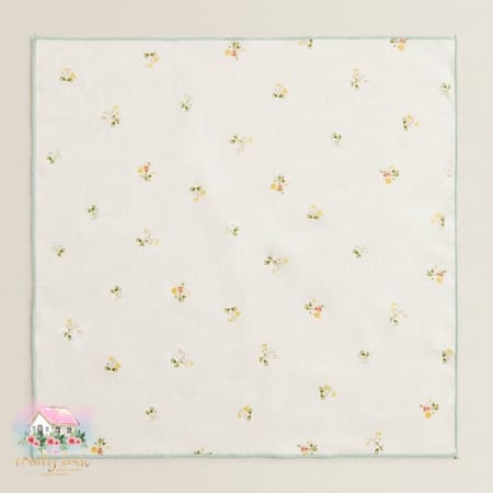 مفرش الزهور بحواف سماوية - المنزل الريفي الهادئ