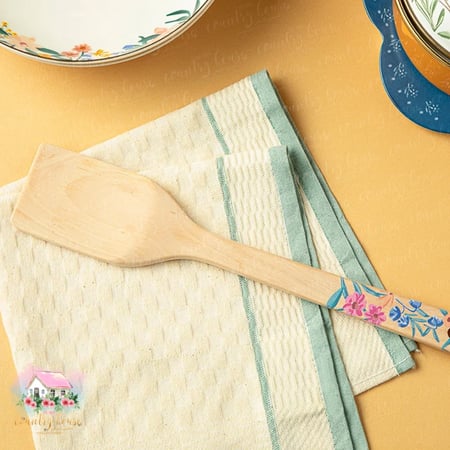 ملعقة خشبية موردة ومسطحة - المنزل الريفي الهادئ