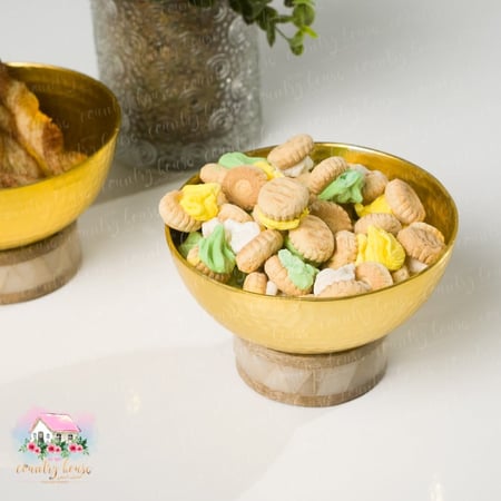 زبدية ذهبية مع قاعدة خشبية للتقديم - المنزل الريفي الهادئ