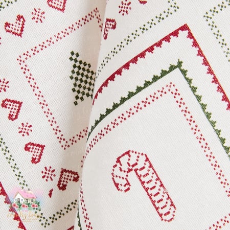 مفرش أبيض بزينة الشتاء - المنزل الريفي الهادئ