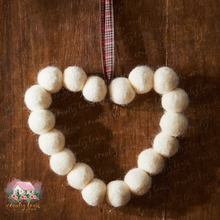 تعليقة اكليل القلب من الصوف - المنزل الريفي الهادئ
