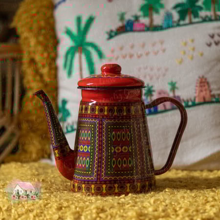 ابريق معدني أحمر