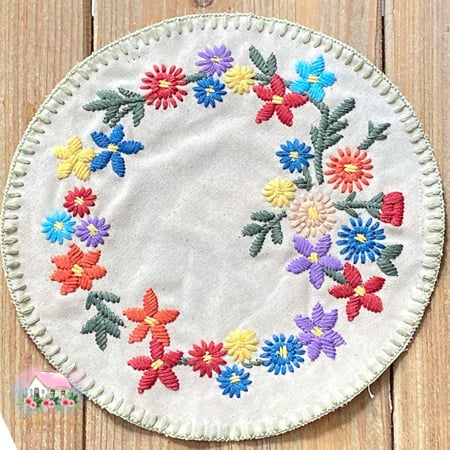 مفرش مورد مطرز - المنزل الريفي الهادئ